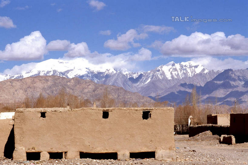无人,家,横图,室外,白天,正面,旅游,度假,美景,山,雪,雪山,植物,大雪,中国,亚洲,阴影,光线,影子,房屋,屋子,冰,积雪,景观,山峰,雪景,云,云朵,冬季,冬天,山峦,云彩,娱乐,楼房,住宅,树,树木,蓝色,绿色,白云,蓝天,天空,阳光,自然,天,享受,休闲,景色,放松,寒冷,生长,晴朗,成长,冰冷,自然风光,东亚,新疆,帕米尔高原,中华人民共和国,严寒,冰凉,酷寒,凛冽,凛凛,极冷,新疆维吾尔自治区,西北地区,晴空,彩图,房子,新,shcm1