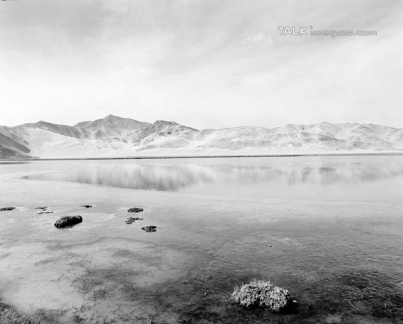 无人,横图,黑白,室外,白天,正面,旅游,度假,湖,湖泊,石头,美景,山,山脉,水,中国,亚洲,波纹,石子,湖面,景观,山峰,水流,水面,涟漪,山峦,娱乐,倒影,水纹,天空,自然,波浪,湖水,群山,天,享受,休闲,景色,放松,倒映,自然风光,东亚,新疆,帕米尔高原,中华人民共和国,水晕,新疆维吾尔自治区,西北地区,反照,石块,岩石,新,shcm1