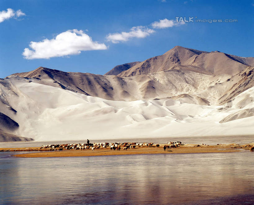 无人,横图,室外,白天,正面,旅游,度假,湖,湖泊,石头,美景,山,山脉,水,中国,亚洲,阴影,波纹,光线,石子,影子,湖面,景观,山峰,水流,水面,云,云朵,涟漪,山峦,云彩,娱乐,蓝色,白云,倒影,蓝天,水纹,天空,阳光,自然,波浪,湖水,群山,天,享受,休闲,景色,放松,晴朗,倒映,自然风光,东亚,新疆,白沙湖,阿勒泰地区,伊犁,中华人民共和国,水晕,新疆维吾尔自治区,西北地区,伊犁哈萨克自治州,反照,石块,岩石,晴空,彩图,哈巴河,哈巴河县,新,shcm1