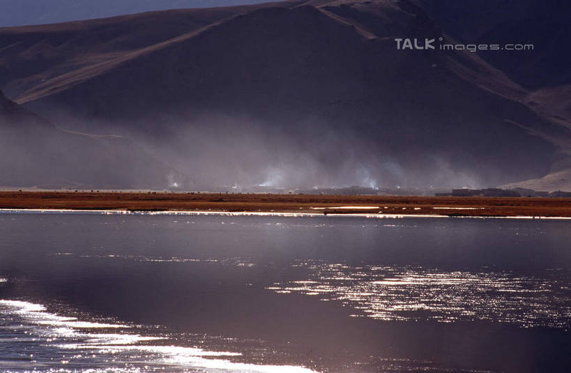 无人,横图,室外,白天,正面,旅游,度假,湖,湖泊,石头,美景,山,山脉,水,中国,亚洲,阴影,波纹,光线,石子,影子,湖面,景观,山峰,水流,水面,涟漪,山峦,娱乐,倒影,水纹,阳光,自然,波浪,湖水,群山,享受,休闲,景色,放松,倒映,自然风光,东亚,新疆,喀拉库勒湖,卡拉库勒湖,中华人民共和国,水晕,新疆维吾尔自治区,西北地区,克孜勒苏,克孜勒苏柯尔,克孜勒苏柯尔克孜自治州,反照,石块,岩石,彩图,阿克陶,阿克陶县,新,shcm1