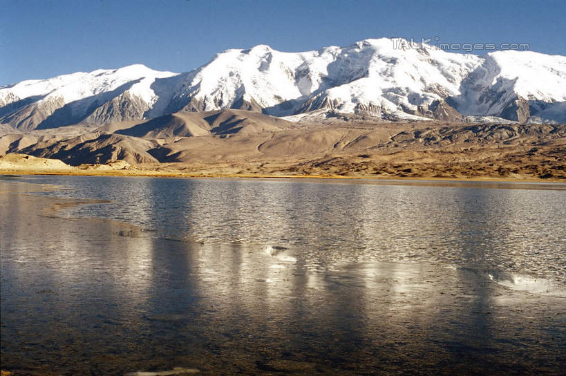 无人,横图,室外,白天,正面,旅游,度假,湖,湖泊,石头,美景,山,水,雪,雪山,大雪,中国,亚洲,阴影,波纹,光线,石子,影子,冰,湖面,积雪,景观,山峰,水流,水面,雪景,冬季,冬天,涟漪,山峦,娱乐,蓝色,倒影,蓝天,水纹,天空,阳光,自然,波浪,湖水,天,享受,休闲,景色,放松,寒冷,晴朗,冰冷,倒映,自然风光,东亚,新疆,喀拉库勒湖,卡拉库勒湖,万里无云,中华人民共和国,水晕,严寒,冰凉,酷寒,凛冽,凛凛,极冷,新疆维吾尔自治区,西北地区,克孜勒苏,克孜勒苏柯尔,克孜勒苏柯尔克孜自治州,反照,石块,岩石,晴空,晴空万里,彩图,阿克陶,阿克陶县,新,shcm1
