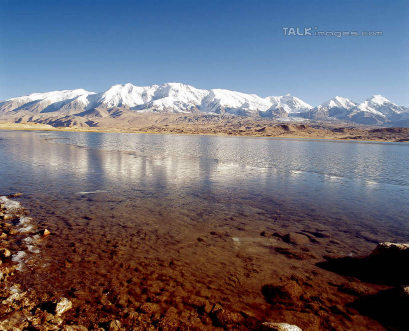 无人,横图,室外,白天,正面,旅游,度假,湖,湖泊,石头,美景,山,水,雪,雪山,大雪,中国,亚洲,阴影,波纹,光线,石子,影子,冰,湖面,积雪,景观,山峰,水流,水面,雪景,冬季,冬天,涟漪,山峦,娱乐,蓝色,倒影,蓝天,水纹,天空,阳光,自然,波浪,湖水,天,享受,休闲,景色,放松,寒冷,晴朗,冰冷,倒映,自然风光,东亚,新疆,喀拉库勒湖,卡拉库勒湖,万里无云,中华人民共和国,水晕,严寒,冰凉,酷寒,凛冽,凛凛,极冷,新疆维吾尔自治区,西北地区,克孜勒苏,克孜勒苏柯尔,克孜勒苏柯尔克孜自治州,反照,石块,岩石,晴空,晴空万里,彩图,阿克陶,阿克陶县,新,shcm1