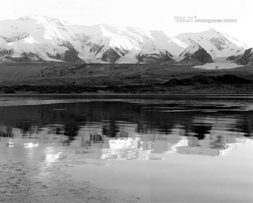 无人,横图,黑白,室外,白天,正面,旅游,度假,湖,湖泊,石头,美景,山,水,雪,雪山,大雪,中国,亚洲,阴影,波纹,光线,石子,影子,冰,湖面,积雪,景观,山峰,水流,水面,雪景,冬季,冬天,涟漪,山峦,娱乐,倒影,水纹,天空,阳光,自然,波浪,湖水,天,享受,休闲,景色,放松,寒冷,冰冷,倒映,自然风光,东亚,新疆,喀拉库勒湖,卡拉库勒湖,中华人民共和国,水晕,严寒,冰凉,酷寒,凛冽,凛凛,极冷,新疆维吾尔自治区,西北地区,克孜勒苏,克孜勒苏柯尔,克孜勒苏柯尔克孜自治州,反照,石块,岩石,阿克陶,阿克陶县,新,shcm1