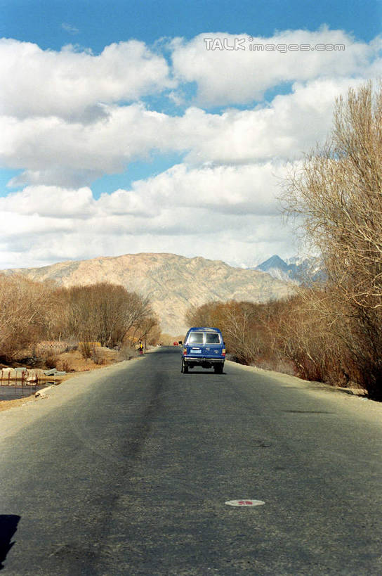 无人,竖图,室外,白天,正面,旅游,度假,美景,植物,道路,路,公路,汽车,中国,亚洲,阴影,光线,影子,景观,云,云朵,交通,云彩,娱乐,车,树,树木,蓝色,绿色,白云,蓝天,天空,阳光,自然,交通工具,轿车,天,享受,休闲,景色,放松,生长,晴朗,成长,自然风光,载具,东亚,新疆,帕米尔高原,中华人民共和国,新疆维吾尔自治区,西北地区,晴空,马路,彩图,塔什库尔干塔吉克自治县,喀什地区,塔什库尔,新,shcm1