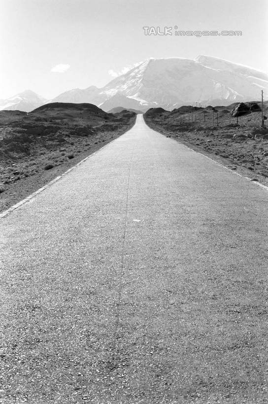 无人,竖图,黑白,室外,白天,正面,消失点,旅游,度假,石头,美景,山,山脉,道路,路,公路,中国,亚洲,阴影,光线,石子,影子,景观,山峰,交通,山峦,娱乐,天空,阳光,自然,群山,天,享受,休闲,景色,放松,自然风光,东亚,新疆,帕米尔高原,中华人民共和国,新疆维吾尔自治区,西北地区,石块,岩石,马路,没影点,灭点,塔什库尔干塔吉克自治县,喀什地区,塔什库尔,新,shcm1