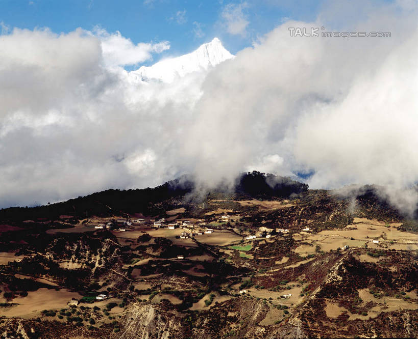 无人,横图,室外,白天,正面,旅游,度假,石头,美景,山,山脉,中国,亚洲,阴影,光线,石子,影子,景观,山峰,云,云朵,山峦,云彩,娱乐,迪庆,卡瓦格博峰,梅里雪山,云南,蓝色,白云,蓝天,天空,阳光,自然,群山,天,享受,休闲,景色,放松,晴朗,自然风光,东亚,迪庆藏族自治州,云南省,卡瓦博格,德钦县,中华人民共和国,西南地区,滇,迪庆州,石块,岩石,晴空,彩图,雪山太子,shcm1