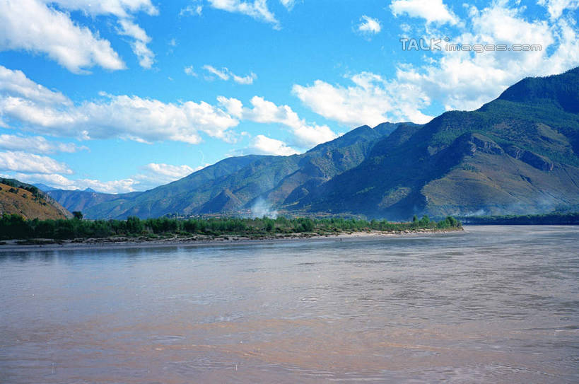 无人,横图,室外,白天,正面,旅游,度假,河流,石头,美景,山,山脉,水,植物,丽江,中国,亚洲,阴影,波纹,光线,石子,影子,河水,景观,山峰,水流,云,云朵,涟漪,山峦,云彩,娱乐,云南,树,树木,蓝色,绿色,白云,倒影,蓝天,水纹,天空,阳光,自然,波浪,群山,天,享受,休闲,景色,放松,生长,晴朗,成长,倒映,自然风光,东亚,石鼓镇,云南省,中华人民共和国,水晕,西南地区,滇,丽江市,反照,玉龙纳西族自治县,石块,岩石,晴空,彩图,shcm1