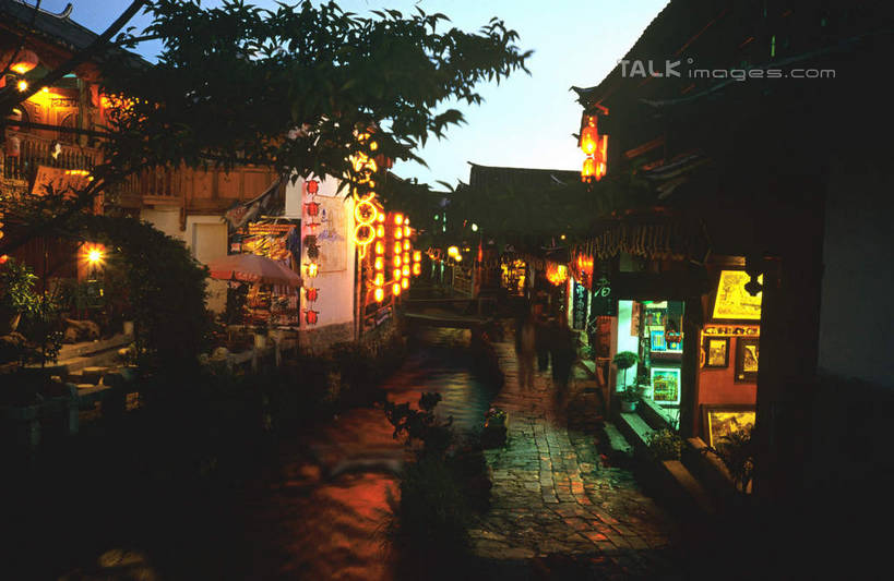 无人,家,横图,室外,夜晚,正面,旅游,度假,河流,名胜古迹,树林,水,植物,标志建筑,地标,建筑,丽江,中国,亚洲,阴影,遗迹,光线,影子,房屋,屋子,河水,水流,灯光,古迹,文物,娱乐,建设,古建筑,楼房,云南,住宅,树,树木,蓝色,绿色,蓝天,天空,自然,天,享受,休闲,旅游胜地,放松,生长,成长,古文明,东亚,云南省,丽江古城,中华人民共和国,西南地区,滇,丽江市,彩图,房子,大研古城,丽江古镇,shcm1