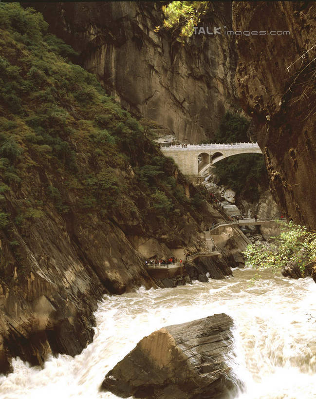 无人,竖图,室外,白天,正面,旅游,度假,河流,石头,美景,山,山脉,水,植物,香格里拉,中国,亚洲,石子,河水,景观,山峰,水流,桥,山峦,娱乐,石桥,迪庆,云南,拱桥,栈桥,树,树木,绿色,自然,群山,享受,休闲,景色,放松,拱形,生长,成长,人行桥,石拱桥,自然风光,东亚,虎跳峡,中甸,迪庆藏族自治州,云南省,中华人民共和国,西南地区,滇,迪庆州,香格里拉县,石块,彩图,shcm1