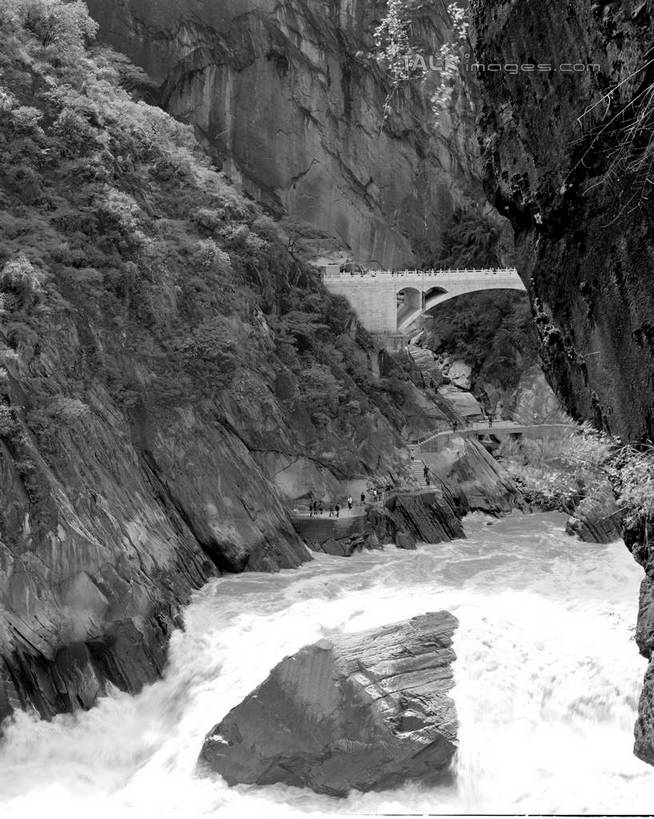 无人,竖图,黑白,室外,白天,正面,旅游,度假,河流,石头,美景,山,山脉,水,植物,香格里拉,中国,亚洲,石子,河水,景观,山峰,水流,桥,山峦,娱乐,石桥,迪庆,云南,拱桥,栈桥,树,树木,自然,群山,享受,休闲,景色,放松,拱形,生长,成长,人行桥,石拱桥,自然风光,东亚,虎跳峡,中甸,迪庆藏族自治州,云南省,中华人民共和国,西南地区,滇,迪庆州,香格里拉县,石块,shcm1