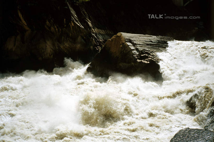 无人,横图,俯视,室外,白天,旅游,度假,河流,石头,美景,水,香格里拉,中国,亚洲,飞溅,溅,石子,液体,河水,景观,水滴,水流,娱乐,迪庆,云南,水珠,自然,享受,休闲,景色,放松,喷洒,自然风光,东亚,虎跳峡,中甸,迪庆藏族自治州,云南省,中华人民共和国,西南地区,滇,迪庆州,香格里拉县,石块,岩石,彩图,高角度拍摄,shcm1