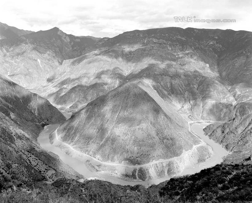 无人,横图,俯视,航拍,黑白,室外,白天,旅游,度假,河流,石头,美景,山,山脉,水,香格里拉,中国,亚洲,阴影,光线,石子,影子,河水,景观,山峰,水流,云,云朵,山峦,云彩,娱乐,迪庆,云南,白云,天空,阳光,自然,群山,天,享受,休闲,景色,放松,晴朗,鸟瞰,自然风光,东亚,金沙江,中甸,迪庆藏族自治州,云南省,中华人民共和国,西南地区,滇,迪庆州,香格里拉县,石块,岩石,晴空,高角度拍摄,shcm1