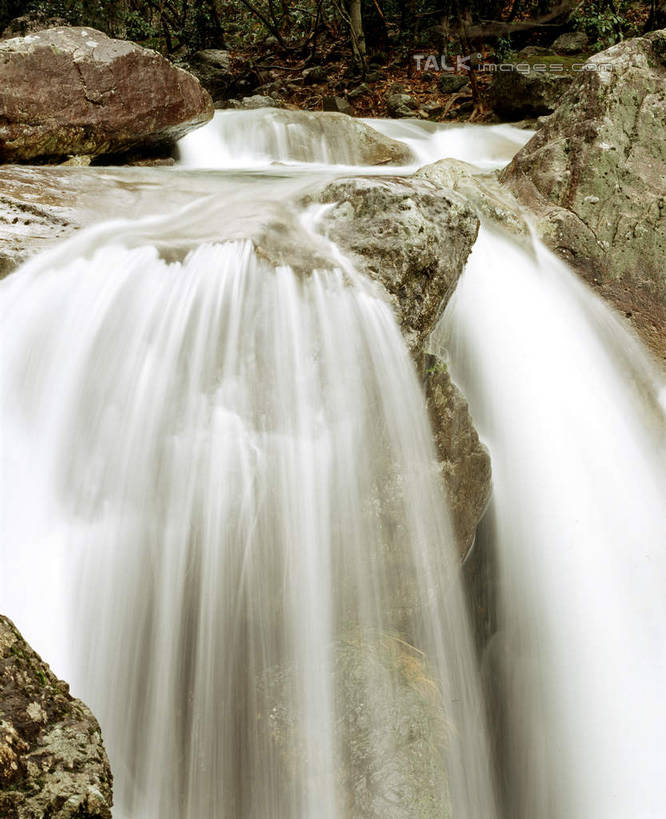 无人,竖图,室外,白天,正面,旅游,度假,石头,美景,瀑布,水,中国,亚洲,飞溅,溅,石子,液体,景观,水滴,娱乐,临安,浙江,水珠,浙江省,自然,享受,休闲,景色,放松,喷洒,自然风光,东亚,中华人民共和国,华东地区,浙,跌水,石块,岩石,彩图,临安市,龙岗镇,shcm1