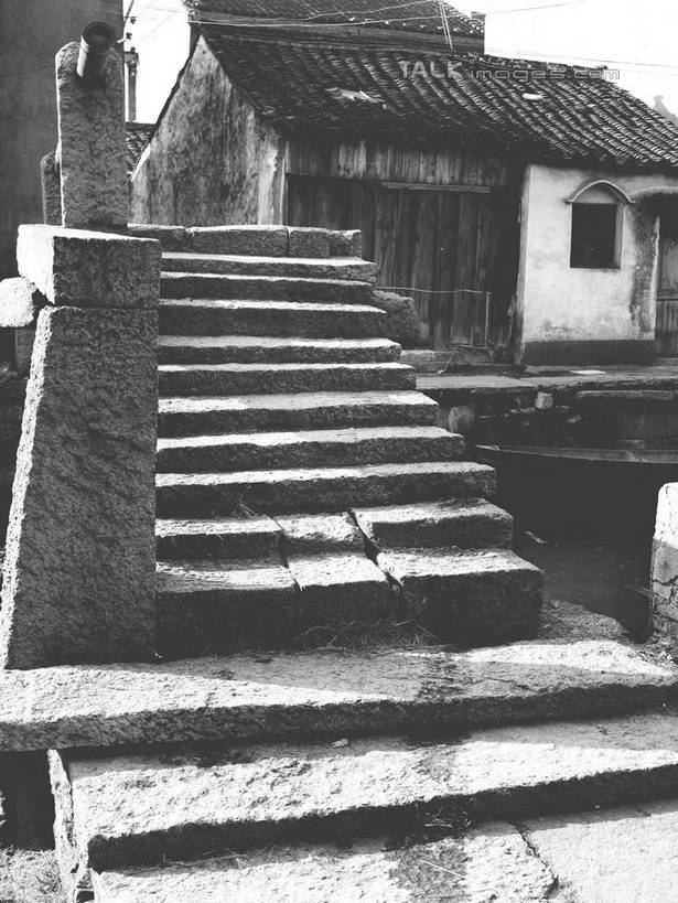 无人,家,竖图,黑白,室外,白天,正面,旅游,度假,河流,石头,名胜古迹,水,楼梯,标志建筑,地标,建筑,中国,亚洲,阴影,遗迹,光线,石子,影子,房屋,阶梯,屋子,河水,水流,桥,古迹,文物,娱乐,建设,古建筑,石桥,浙江,楼房,拱桥,台阶,住宅,栈桥,浙江省,阳光,享受,休闲,旅游胜地,放松,拱形,人行桥,石拱桥,古文明,东亚,绍兴,中华人民共和国,华东地区,浙,绍兴市,石块,房子,shcm1