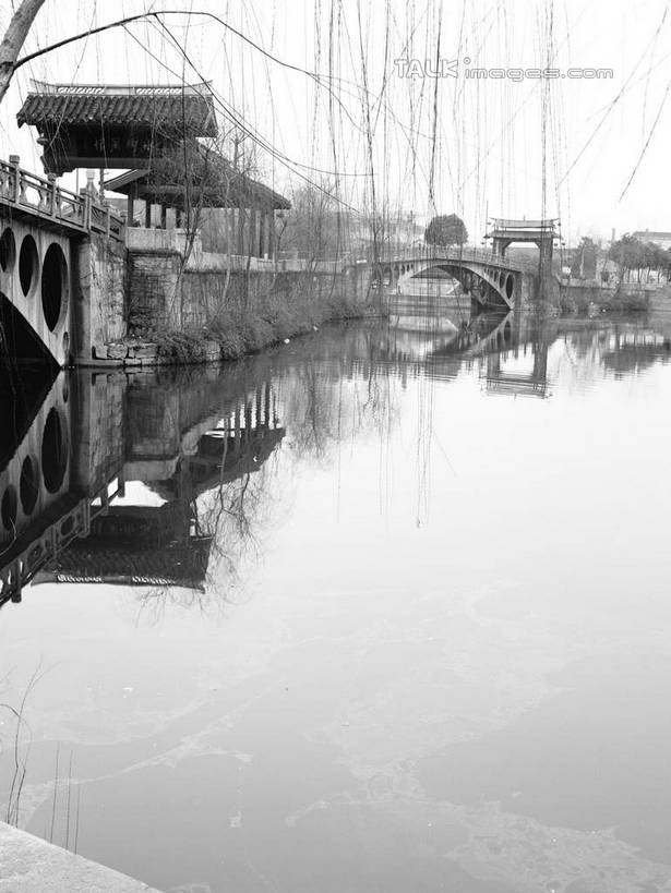 无人,家,竖图,黑白,室外,白天,正面,旅游,度假,河流,石头,名胜古迹,水,标志建筑,地标,建筑,中国,亚洲,波纹,遗迹,石子,房屋,屋子,河水,水流,桥,涟漪,古迹,文物,娱乐,建设,古建筑,石桥,浙江,楼房,拱桥,住宅,栈桥,浙江省,倒影,水纹,天空,波浪,天,享受,休闲,旅游胜地,放松,拱形,人行桥,石拱桥,倒映,古文明,东亚,绍兴,中华人民共和国,华东地区,水晕,浙,绍兴市,反照,石块,房子,shcm1