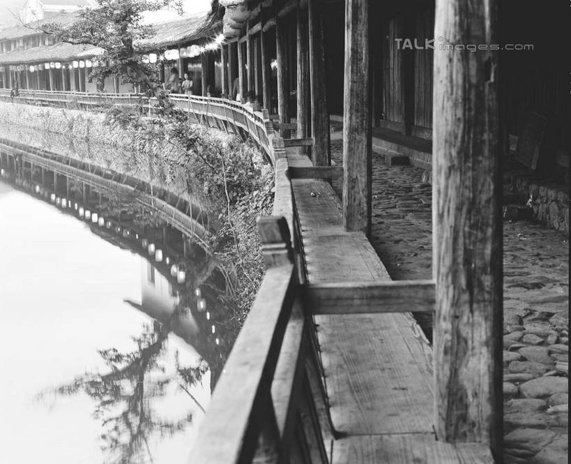 无人,家,横图,黑白,室外,白天,正面,旅游,度假,河流,美景,水,植物,中国,亚洲,波纹,柱子,房屋,屋子,河水,景观,水流,走道,走廊,过道,涟漪,娱乐,浙江,楼房,住宅,树,树木,浙江省,倒影,水纹,自然,波浪,享受,休闲,景色,放松,生长,成长,倒映,自然风光,东亚,永嘉,中华人民共和国,华东地区,水晕,浙,温州,温州市,反照,房子,永嘉县,shcm1