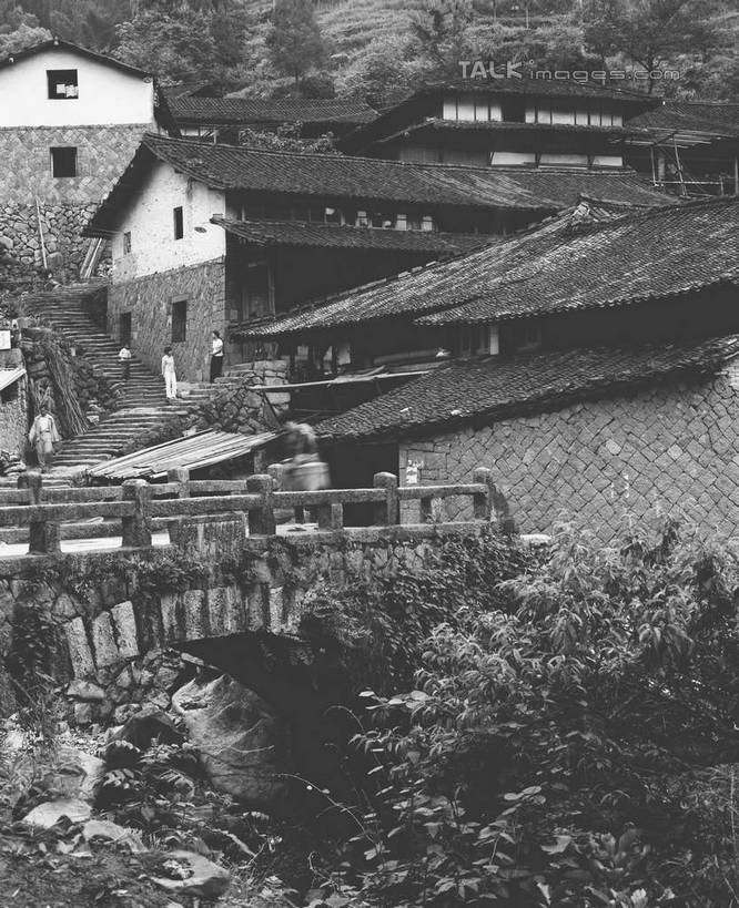 无人,家,竖图,黑白,室外,白天,正面,旅游,度假,石头,美景,植物,建筑,中国,亚洲,石子,瓦片,房屋,屋顶,屋子,景观,桥,顶棚,瓦,娱乐,石桥,浙江,楼房,拱桥,住宅,栈桥,树,树木,浙江省,自然,享受,休闲,景色,放松,建造,拱形,生长,成长,人行桥,石拱桥,自然风光,东亚,屋瓦,永嘉,黄南乡,林坑村,中华人民共和国,华东地区,浙,温州,温州市,石块,房子,永嘉县,shcm1