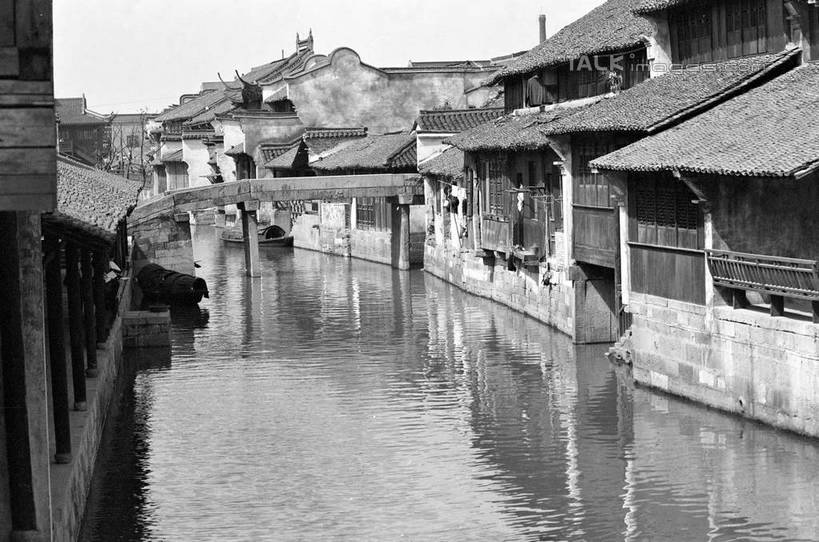 无人,家,横图,黑白,室外,白天,正面,旅游,度假,河流,石头,名胜古迹,水,标志建筑,地标,建筑,中国,亚洲,阴影,波纹,遗迹,光线,石子,影子,房屋,屋子,河水,水流,桥,涟漪,古迹,文物,娱乐,建设,古建筑,石桥,浙江,楼房,拱桥,住宅,栈桥,浙江省,倒影,水纹,天空,阳光,波浪,天,享受,休闲,旅游胜地,放松,拱形,人行桥,石拱桥,倒映,古文明,东亚,乌镇,桐乡,中华人民共和国,华东地区,水晕,浙,嘉兴,嘉兴市,桐乡市,反照,石块,房子,青墩,乌墩,乌戍,shcm1