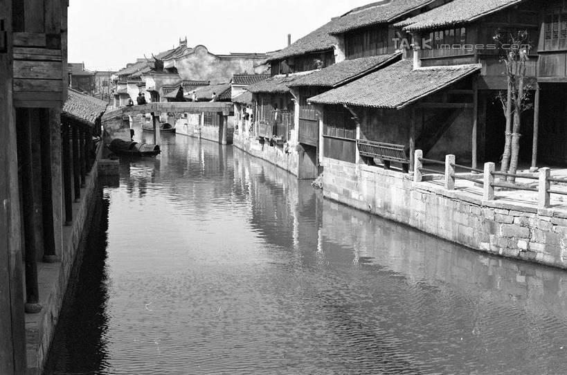 无人,家,横图,黑白,室外,白天,正面,旅游,度假,河流,名胜古迹,水,标志建筑,地标,建筑,中国,亚洲,阴影,波纹,遗迹,光线,影子,房屋,屋子,河水,水流,涟漪,古迹,文物,娱乐,建设,古建筑,浙江,楼房,住宅,浙江省,倒影,水纹,天空,阳光,波浪,天,享受,休闲,旅游胜地,放松,倒映,古文明,东亚,乌镇,桐乡,中华人民共和国,华东地区,水晕,浙,嘉兴,嘉兴市,桐乡市,反照,房子,青墩,乌墩,乌戍,shcm1