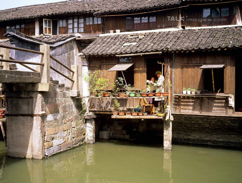 无人,家,横图,室外,白天,正面,旅游,度假,河流,石头,名胜古迹,水,标志建筑,地标,建筑,中国,亚洲,阴影,波纹,遗迹,光线,石子,影子,房屋,屋子,河水,水流,桥,涟漪,古迹,文物,娱乐,建设,古建筑,石桥,浙江,楼房,拱桥,住宅,栈桥,浙江省,倒影,水纹,阳光,波浪,享受,休闲,旅游胜地,放松,拱形,人行桥,石拱桥,倒映,古文明,东亚,乌镇,桐乡,中华人民共和国,华东地区,水晕,浙,嘉兴,嘉兴市,桐乡市,反照,石块,彩图,房子,青墩,乌墩,乌戍,shcm1