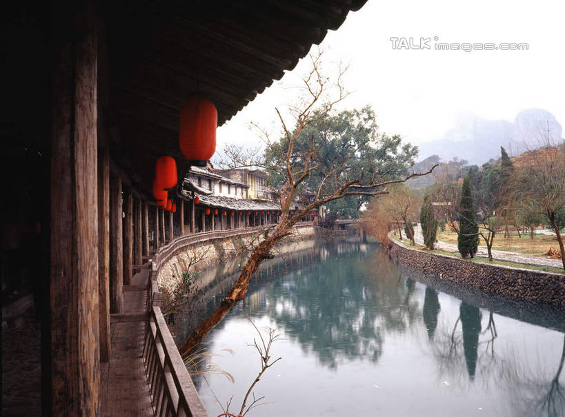 无人,横图,室外,白天,正面,旅游,度假,河流,名胜古迹,水,植物,标志建筑,地标,建筑,照明,中国,亚洲,吊挂,悬挂,波纹,遗迹,灯笼,纸灯笼,河水,水流,走道,走廊,过道,涟漪,挂,古迹,文物,娱乐,建设,古建筑,浙江,树,树木,浙江省,红色,绿色,倒影,水纹,天空,自然,灯具,波浪,天,享受,休闲,旅游胜地,放松,生长,成长,照亮,倒映,照明设备,古文明,东亚,永嘉,岩头镇,丽水街,中华人民共和国,华东地区,水晕,浙,温州,温州市,反照,彩图,永嘉县,shcm1