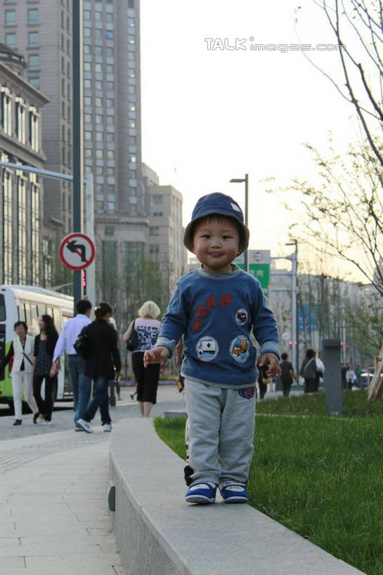 东方人,儿童,一个人,高楼大厦,站,笑,微笑,露齿笑,竖图,室外,白天,正面,纯洁,草地,草坪,植物,大厦,建筑,摩天大楼,帽子,亚洲,仅一个男性,仅一个人,服装,注视,休闲装,黄种人,草,树,树木,小孩,衣服,绿色,天空,自然,遮阳帽,楼宇,天,观察,看,站着,仅一个小孩,休闲,休闲服,可爱,童年,童趣,服饰,生长,成长,观看,察看,关注,童真,烂漫,无邪,天真,男孩,男人,男性,亚洲人,孩子,站立,彩图,全身,大楼,高层建筑,高楼,摩天楼,男生,shcy1