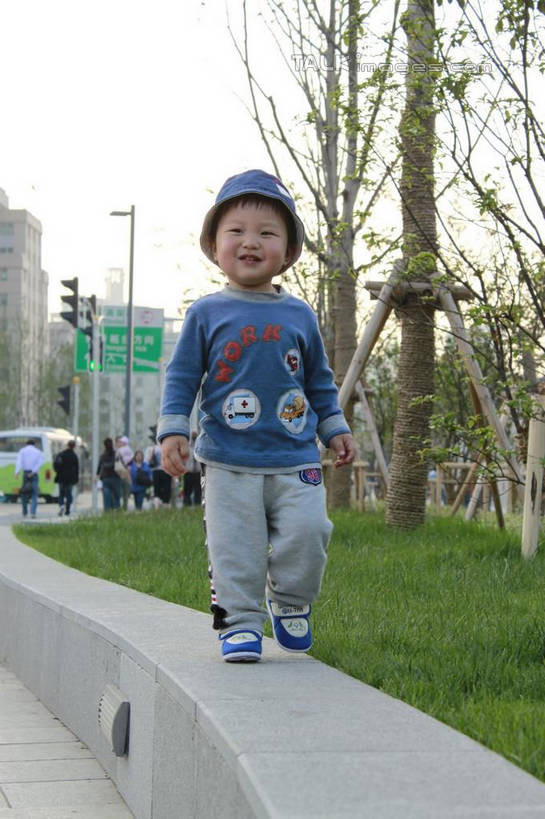 东方人,儿童,一个人,高楼大厦,站,笑,微笑,露齿笑,竖图,室外,白天,正面,纯洁,草地,草坪,植物,大厦,建筑,摩天大楼,帽子,亚洲,仅一个男性,仅一个人,服装,注视,休闲装,黄种人,草,树,树木,小孩,衣服,绿色,天空,自然,遮阳帽,楼宇,天,观察,看,站着,仅一个小孩,休闲,休闲服,可爱,童年,童趣,服饰,生长,成长,观看,察看,关注,童真,烂漫,无邪,天真,男孩,男人,男性,亚洲人,孩子,站立,彩图,全身,大楼,高层建筑,高楼,摩天楼,男生,shcy1