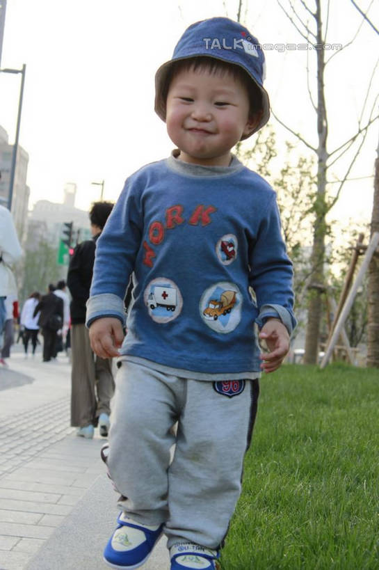 东方人,儿童,一个人,高楼大厦,站,笑,微笑,露齿笑,竖图,室外,白天,正面,纯洁,草地,草坪,植物,大厦,建筑,摩天大楼,帽子,亚洲,仅一个男性,仅一个人,服装,注视,休闲装,黄种人,草,树,树木,小孩,衣服,绿色,天空,自然,遮阳帽,楼宇,天,观察,看,站着,仅一个小孩,休闲,休闲服,可爱,童年,童趣,服饰,生长,成长,观看,察看,关注,童真,烂漫,无邪,天真,男孩,男人,男性,亚洲人,孩子,站立,半身,彩图,大楼,高层建筑,高楼,摩天楼,男生,shcy1