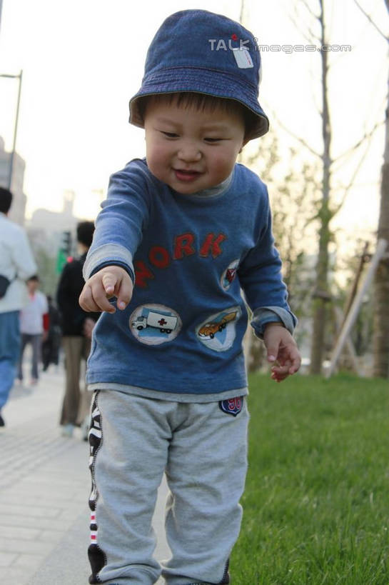 东方人,儿童,一个人,高楼大厦,站,笑,微笑,露齿笑,竖图,室外,白天,正面,纯洁,草地,草坪,植物,大厦,建筑,摩天大楼,帽子,亚洲,仅一个男性,仅一个人,指,服装,注视,休闲装,黄种人,方向,草,树,树木,小孩,衣服,绿色,天空,自然,遮阳帽,楼宇,天,低头,观察,看,手势,站着,仅一个小孩,休闲,休闲服,可爱,童年,童趣,服饰,生长,成长,观看,察看,指向,食指,关注,童真,烂漫,无邪,垂头,天真,男孩,男人,男性,亚洲人,孩子,站立,半身,彩图,大楼,高层建筑,高楼,摩天楼,男生,shcy1