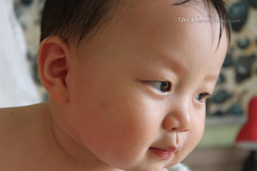 东方人,婴儿,儿童,脸,头,脸颊,一个人,横图,室内,特写,白天,正面,纯洁,亚洲,仅一个人,扭头,注视,黄种人,裸露,肩膀,小孩,观察,看,转头,可爱,活泼,观看,察看,关注,宝宝,裸,纯真,烂漫,无邪,伶俐,天真,亚洲人,孩子,头部,脸部,脸蛋,面部,半身,彩图,shcy1