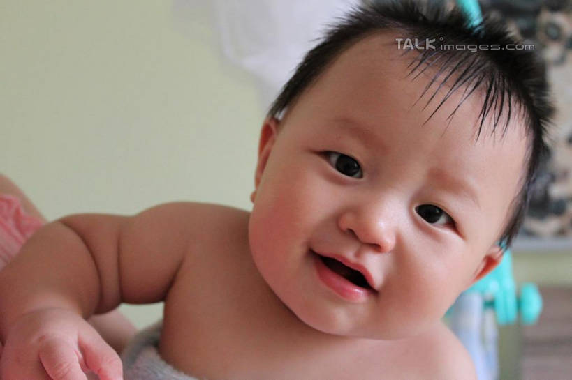 东方人,婴儿,儿童,脸,头,脸颊,一个人,笑,微笑,露齿笑,横图,室内,白天,正面,纯洁,亚洲,仅一个人,纺织物,注视,黄种人,裸露,肩膀,小孩,毛巾,观察,看,清洁,可爱,活泼,观看,保暖,察看,关注,宝宝,裸,透气,纯真,烂漫,无邪,防水,储水,耐磨,吸水,伶俐,天真,亚洲人,孩子,头部,脸部,脸蛋,面部,半身,彩图,shcy1