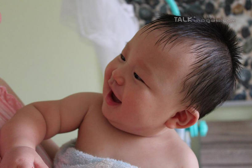 东方人,婴儿,儿童,脸,头,脸颊,一个人,笑,微笑,露齿笑,横图,室内,白天,正面,纯洁,亚洲,仅一个人,纺织物,扭头,注视,黄种人,裸露,肩膀,小孩,毛巾,观察,看,清洁,转头,可爱,活泼,观看,保暖,察看,关注,宝宝,裸,透气,纯真,烂漫,无邪,防水,储水,耐磨,吸水,伶俐,天真,亚洲人,孩子,头部,脸部,脸蛋,面部,半身,彩图,shcy1