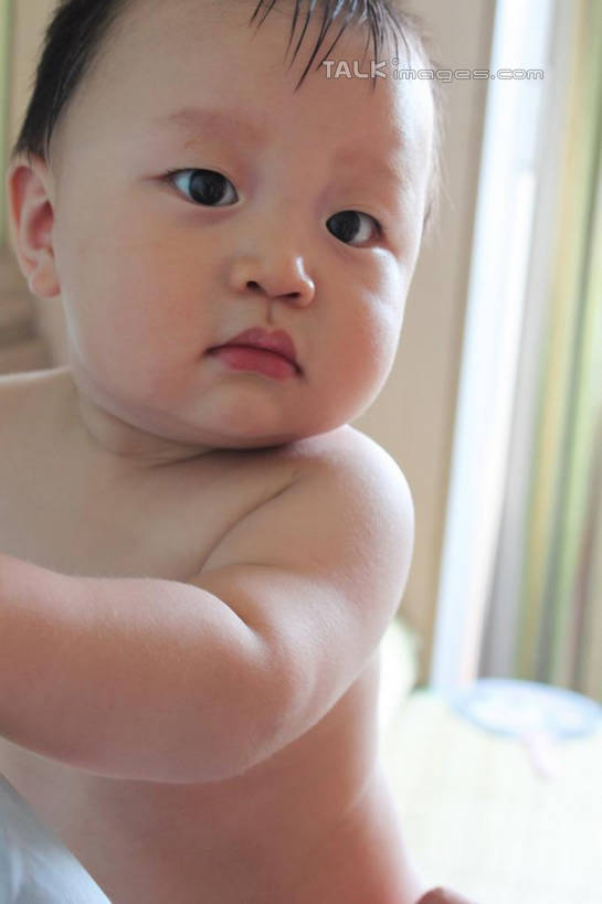 东方人,婴儿,儿童,一个人,站,竖图,室内,白天,正面,纯洁,亚洲,仅一个人,扭头,注视,黄种人,裸露,小孩,观察,看,站着,转头,可爱,活泼,观看,察看,关注,宝宝,裸,纯真,烂漫,无邪,伶俐,天真,亚洲人,孩子,站立,半身,彩图,shcy1