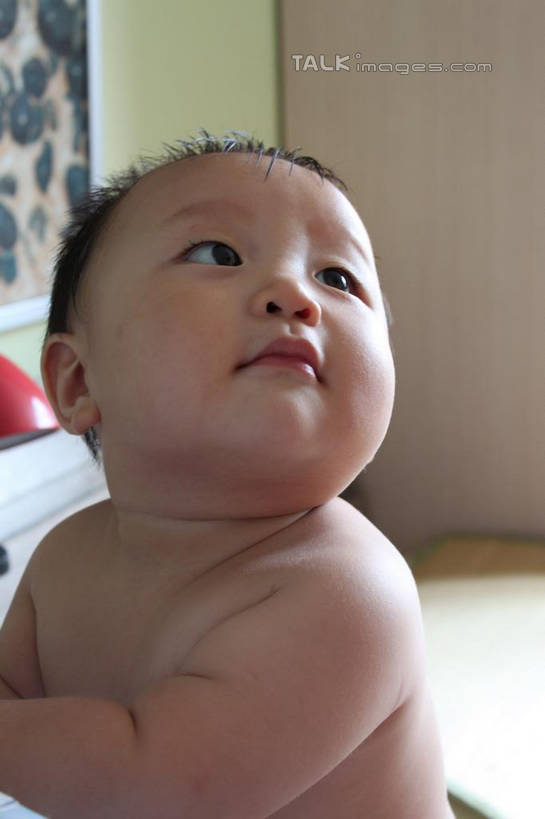 东方人,婴儿,儿童,一个人,竖图,室内,白天,正面,纯洁,亚洲,仅一个人,墙,注视,黄种人,裸露,墙壁,墙面,小孩,观察,看,可爱,活泼,观看,察看,关注,宝宝,裸,纯真,烂漫,无邪,伶俐,天真,亚洲人,孩子,抬头,仰头,半身,彩图,shcy1