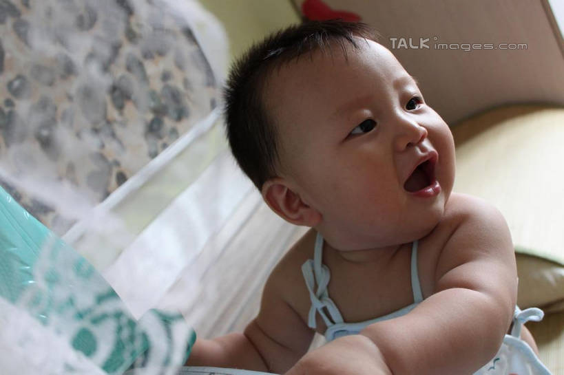 东方人,婴儿,儿童,一个人,横图,俯视,室内,白天,婴儿服装,纯洁,亚洲,仅一个人,墙,扭头,注视,黄种人,墙壁,墙面,小孩,观察,看,张嘴,转头,肚兜,可爱,活泼,观看,察看,关注,宝宝,张大嘴巴,纯真,烂漫,无邪,伶俐,天真,亚洲人,孩子,张开嘴,半身,彩图,高角度拍摄,婴儿服,shcy1