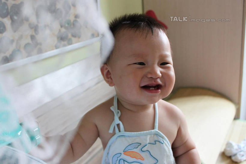 东方人,婴儿,儿童,一个人,站,笑,微笑,露齿笑,横图,室内,白天,正面,婴儿服装,纯洁,亚洲,仅一个人,墙,注视,黄种人,墙壁,墙面,小孩,观察,看,站着,肚兜,可爱,活泼,观看,察看,关注,宝宝,纯真,烂漫,无邪,伶俐,天真,亚洲人,孩子,站立,半身,彩图,婴儿服,shcy1