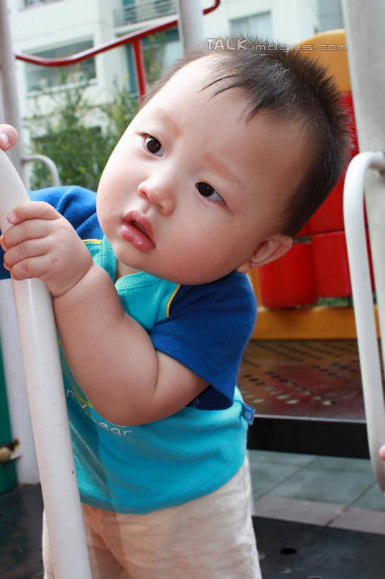 东方人,婴儿,儿童,一个人,游乐园,站,竖图,室外,白天,正面,纯洁,游乐场,亚洲,仅一个人,服装,注视,休闲装,黄种人,小孩,衣服,观察,看,站着,休闲,休闲服,可爱,搭,服饰,活泼,观看,察看,搭着,关注,宝宝,纯真,烂漫,无邪,乐园,主题公园,伶俐,天真,亚洲人,孩子,站立,半身,彩图,人造公园,主题乐园,shcy1