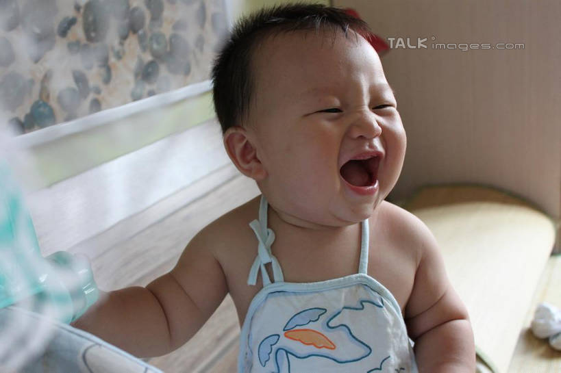 东方人,婴儿,儿童,一个人,笑,大笑,横图,室内,白天,正面,兴奋,纯洁,床,卧室,亚洲,仅一个人,双人床,床单,注视,黄种人,被子,小孩,观察,看,张嘴,肚兜,可爱,活泼,观看,察看,被单,关注,宝宝,张大嘴巴,纯真,烂漫,无邪,哈哈大笑,伶俐,天真,亚洲人,孩子,张开嘴,半身,彩图,高兴,狂笑,睡房,卧房,shcy1