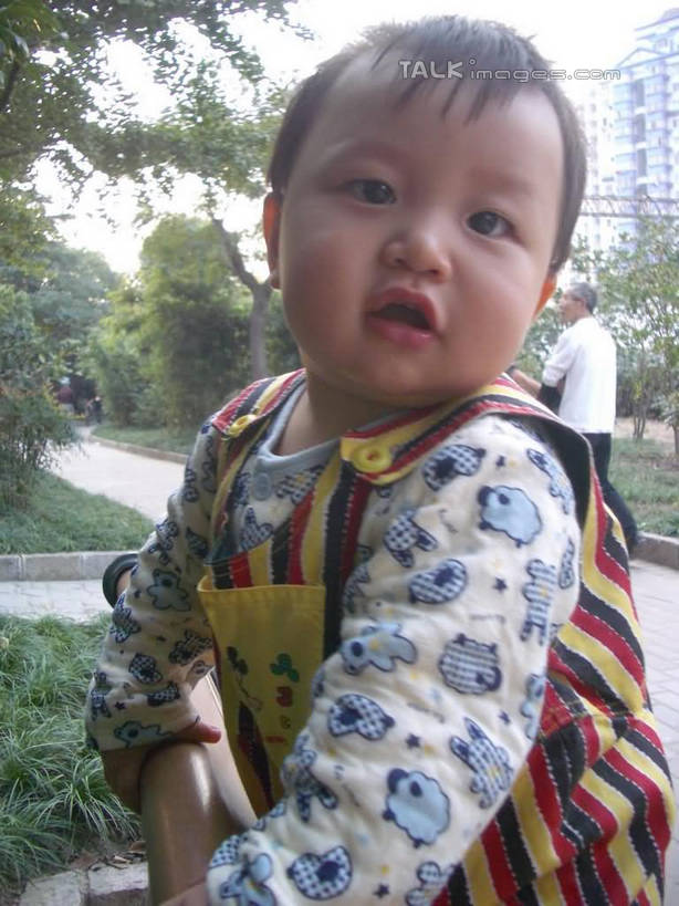 东方人,婴儿,儿童,一个人,站,竖图,室外,白天,侧面,纯洁,草地,草坪,植物,椅子,亚洲,仅一个人,服装,裤子,木椅,扭头,注视,休闲装,黄种人,草,树,树木,小孩,衣服,绿色,自然,观察,看,站着,转头,休闲,休闲服,背带裤,可爱,搭,服饰,活泼,生长,成长,观看,察看,搭着,关注,宝宝,纯真,烂漫,无邪,饭单裤,工装裤,伶俐,天真,亚洲人,孩子,站立,半身,彩图,shcy1