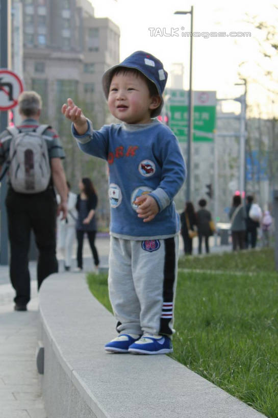 东方人,儿童,一个人,家,高楼大厦,站,竖图,室外,白天,正面,纯洁,草地,草坪,植物,大厦,建筑,摩天大楼,帽子,亚洲,仅一个男性,仅一个人,服装,房屋,屋子,公寓,注视,休闲装,黄种人,洋房,楼房,住宅,草,树,树木,小孩,衣服,绿色,自然,遮阳帽,楼宇,观察,看,站着,仅一个小孩,休闲,休闲服,可爱,童年,童趣,服饰,生长,成长,观看,察看,关注,童真,烂漫,无邪,天真,男孩,男人,男性,亚洲人,孩子,站立,彩图,全身,房子,大楼,高层建筑,高楼,摩天楼,男生,shcy1