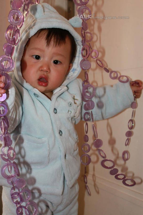 东方人,婴儿,儿童,一个人,站,竖图,室内,白天,正面,婴儿服装,纯洁,亚洲,仅一个人,握,服装,装饰,拿,拿着,注视,黄种人,小孩,衣服,帘子,珠帘,观察,看,站着,可爱,握着,服饰,活泼,观看,华丽,修饰,点缀,察看,衣着,穿着,关注,宝宝,纯真,烂漫,无邪,衬托,美观,雅致,雅观,衣饰,伶俐,天真,亚洲人,孩子,站立,半身,彩图,婴儿服,shcy1