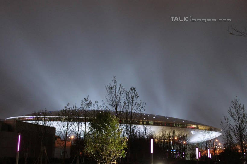 东方人,站,横图,室外,夜晚,仰视,度假,美景,植物,城市风光,标志建筑,城市,地标,建筑,路灯,夜景,照明,上海,中国,亚洲,行人,游客,游人,阴影,服装,光线,影子,景观,灯光,许多人,休闲装,黄种人,娱乐,建设,路人,旅客,灯,树,树木,衣服,绿色,自然,站着,一群人,享受,休闲,休闲服,世博文化中心,上海世博馆,世博馆,上海世博会,世博,世博会,景色,放松,服饰,生长,成长,照亮,申,照明设备,东亚,世博园,上海市,中华人民共和国,沪,华东地区,过客,男人,男性,年轻男性,年轻女性,女人,女性,亚洲人,站立,半身,彩图,低角度拍摄,shcy1