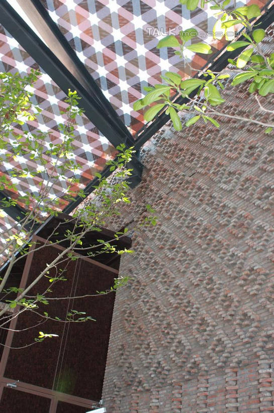 无人,竖图,室外,白天,仰视,度假,美景,植物,城市风光,标志建筑,城市,地标,建筑,上海,中国,亚洲,墙,景观,娱乐,建设,墙壁,墙面,树,树木,绿色,自然,享受,休闲,上海世博馆,世博馆,上海世博会,世博,世博会,景色,放松,生长,成长,申,东亚,世博园,上海市,中华人民共和国,沪,华东地区,彩图,低角度拍摄,shcy1