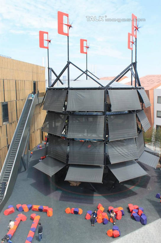 无人,竖图,俯视,室外,白天,度假,美景,城市风光,标志建筑,城市,地标,建筑,上海,中国,亚洲,阴影,光线,影子,墙,景观,云,云朵,云彩,娱乐,建设,墙壁,墙面,蓝色,白云,蓝天,天空,阳光,天,享受,休闲,马德里案例馆,上海世博馆,世博馆,上海世博会,世博,世博会,景色,放松,晴朗,申,东亚,世博园,上海市,中华人民共和国,沪,华东地区,晴空,彩图,高角度拍摄,shcy1