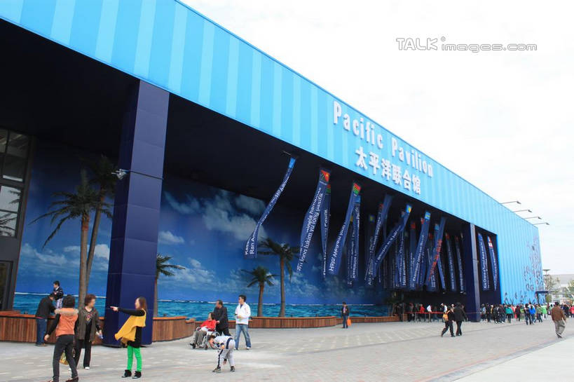 东方人,走,横图,室外,白天,仰视,度假,美景,植物,城市风光,标志建筑,城市,地标,建筑,棕榈树,叶子,上海,中国,亚洲,行人,游客,游人,服装,墙,景观,绿叶,许多人,休闲装,黄种人,娱乐,建设,路人,旅客,墙壁,墙面,树,树木,衣服,绿色,天空,自然,天,一群人,享受,休闲,休闲服,上海世博馆,世博馆,嫩叶,上海世博会,世博,世博会,景色,放松,服饰,生长,成长,申,东亚,棕榈叶,世博园,上海市,中华人民共和国,沪,华东地区,过客,男人,男性,年轻男性,年轻女性,女人,女性,亚洲人,叶,叶片,棕树,棕榈,步行,散步,走路,半身,彩图,低角度拍摄,联合馆,太平洋联合国馆,shcy1