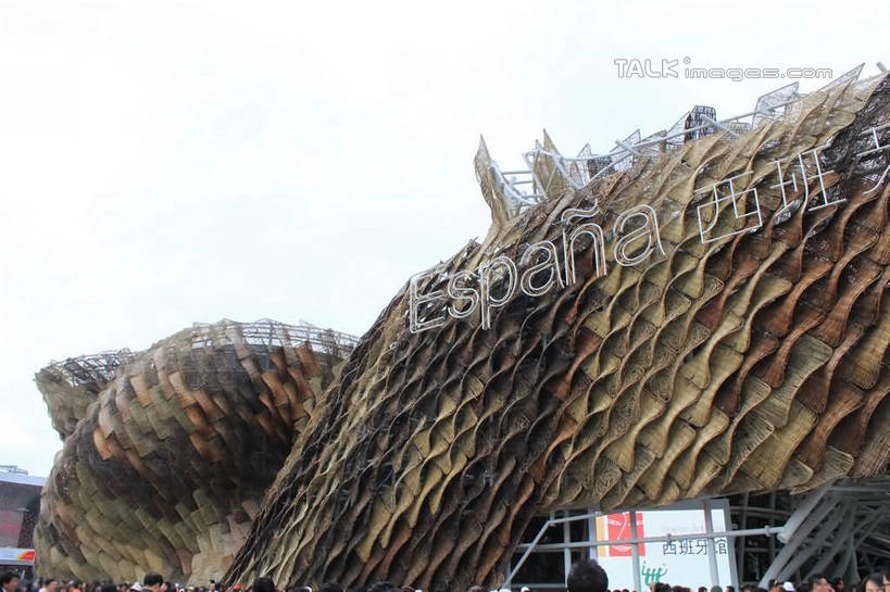 东方人,站,走,横图,室外,白天,仰视,度假,美景,城市风光,标志建筑,城市,地标,建筑,上海,中国,亚洲,行人,游客,游人,服装,英文,标志,文字,字符,字母,墙,景观,许多人,休闲装,黄种人,娱乐,标识,建设,路人,旅客,墙壁,墙面,衣服,天空,天,站着,一群人,享受,休闲,休闲服,上海世博馆,世博馆,西班牙馆,上海世博会,世博,世博会,汉字,景色,放松,服饰,英文字母,申,中文,东亚,世博园,上海市,中华人民共和国,沪,华东地区,国文,华文,过客,男人,男性,年轻男性,年轻女性,女人,女性,亚洲人,步行,散步,站立,走路,半身,彩图,低角度拍摄,西班牙国家馆,shcy1