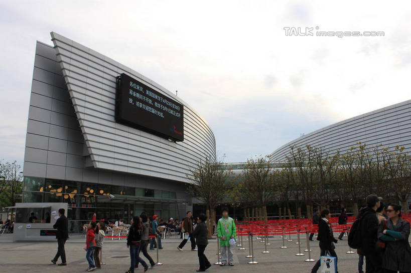 东方人,走,横图,室外,白天,正面,度假,美景,植物,城市风光,标志建筑,城市,地标,建筑,上海,中国,亚洲,行人,游客,游人,服装,英文,标志,文字,字符,字母,墙,景观,许多人,休闲装,黄种人,娱乐,标识,建设,路人,旅客,墙壁,墙面,树,树木,衣服,绿色,天空,自然,天,一群人,享受,休闲,休闲服,美国国家馆,上海世博馆,世博馆,上海世博会,世博,世博会,景色,放松,服饰,生长,成长,英文字母,申,东亚,世博园,美国馆,上海市,中华人民共和国,沪,华东地区,过客,男人,男性,年轻男性,年轻女性,女人,女性,亚洲人,步行,散步,走路,半身,彩图,shcy1