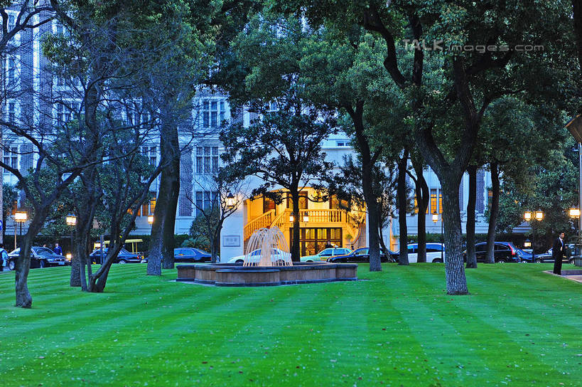 无人,餐厅,高楼大厦,横图,室外,白天,正面,度假,草地,草坪,美景,植物,城市风光,标志建筑,城市,大厦,地标,建筑,路灯,摩天大楼,汽车,照明,上海,中国,亚洲,阴影,光线,影子,景观,灯光,娱乐,建设,车,灯,草,树,树木,绿色,自然,交通工具,轿车,享受,休闲,景色,放松,生长,成长,照亮,申,照明设备,载具,卢湾区,东亚,锦江饭店,上海市,中华人民共和国,沪,华东地区,彩图,餐馆,大楼,饭店,饭馆,高层建筑,高楼,摩天楼,茂名南路,shgcy1