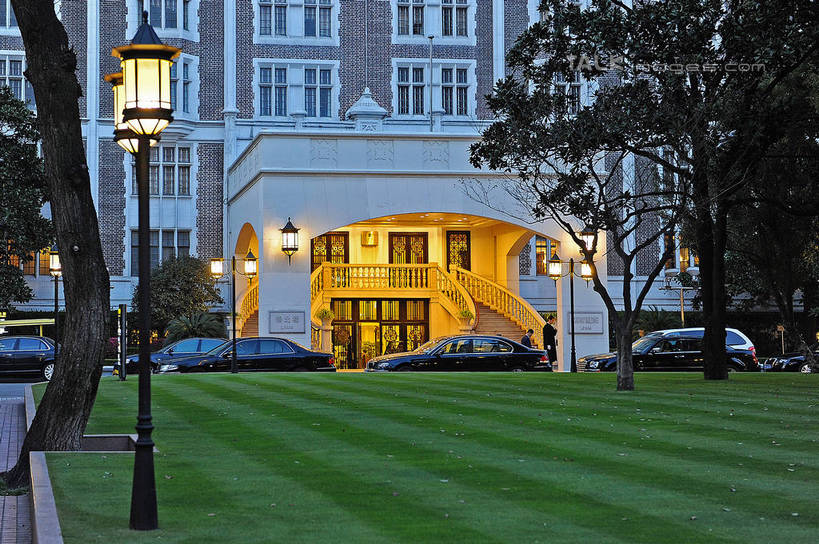 无人,餐厅,高楼大厦,横图,室外,白天,正面,度假,草地,草坪,美景,植物,城市风光,标志建筑,城市,大厦,地标,建筑,路灯,摩天大楼,汽车,照明,上海,中国,亚洲,阴影,光线,影子,景观,灯光,娱乐,建设,车,灯,草,树,树木,绿色,自然,交通工具,轿车,享受,休闲,景色,放松,生长,成长,照亮,申,照明设备,载具,卢湾区,东亚,锦江饭店,上海市,中华人民共和国,沪,华东地区,彩图,餐馆,大楼,饭店,饭馆,高层建筑,高楼,摩天楼,茂名南路,shgcy1