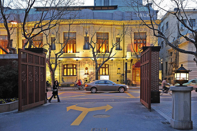 东方人,餐厅,高楼大厦,走,横图,室外,白天,正面,度假,美景,植物,城市风光,标志建筑,城市,大厦,道路,地标,建筑,路,路灯,摩天大楼,公路,汽车,照明,上海,中国,亚洲,阴影,服装,光线,影子,景观,灯光,分界线,停车线,交通,许多人,休闲装,黄种人,方向,娱乐,建设,箭头,车,灯,树,树木,衣服,绿色,天空,自然,交通工具,轿车,天,一群人,享受,休闲,休闲服,景色,放松,服饰,生长,成长,车行道,车行道分界线,照亮,申,指向,照明设备,载具,标线,卢湾区,东亚,车行线,锦江饭店,上海市,中华人民共和国,沪,华东地区,簇,男人,男性,年轻男性,年轻女性,女人,女性,亚洲人,马路,步行,散步,走路,彩图,全身,餐馆,大楼,饭店,饭馆,高层建筑,高楼,摩天楼,茂名南路,shgcy1